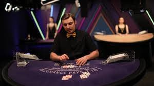 Antarmuka aplikasi kasino mobile deposit 5000 menampilkan meja blackjack dan opsi pembayaran lokal